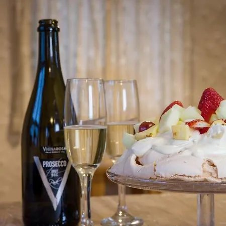 Thrush Nest - Wren Sleeps 4, 2 Bedrooms & Stable Sleeps 2, 1 Bedroom 펜션