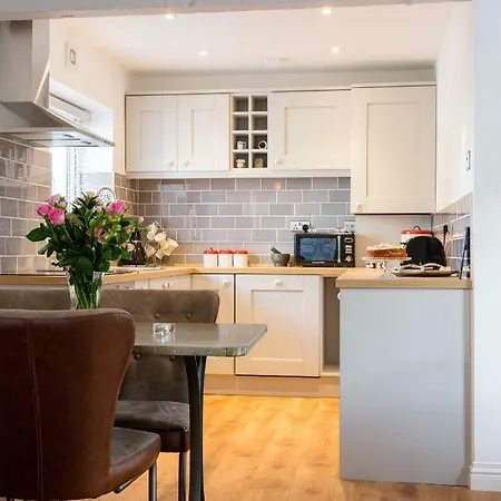 Thrush Nest - Wren Sleeps 4, 2 Bedrooms & Stable Sleeps 2, 1 Bedroom York