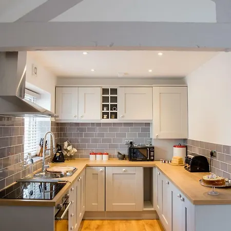 Thrush Nest - Wren Sleeps 4, 2 Bedrooms & Stable Sleeps 2, 1 Bedroom