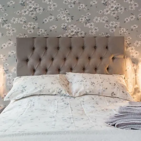 Thrush Nest - Wren Sleeps 4, 2 Bedrooms & Stable Sleeps 2, 1 Bedroom بيت للعطل *