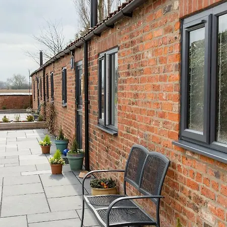 Ferienhaus Thrush Nest - Wren Sleeps 4, 2 Bedrooms & Stable Sleeps 2, 1 Bedroom York
