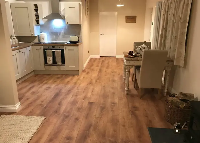 Thrush Nest - Wren Sleeps 4, 2 Bedrooms & Stable Sleeps 2, 1 Bedroom * York