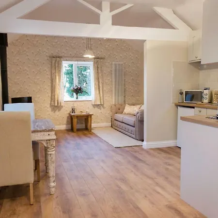 Ferienhaus Thrush Nest - Wren Sleeps 4, 2 Bedrooms & Stable Sleeps 2, 1 Bedroom *