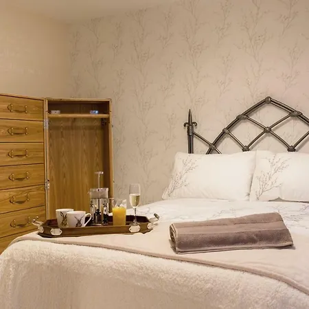 Thrush Nest - Wren Sleeps 4, 2 Bedrooms & Stable Sleeps 2, 1 Bedroom *