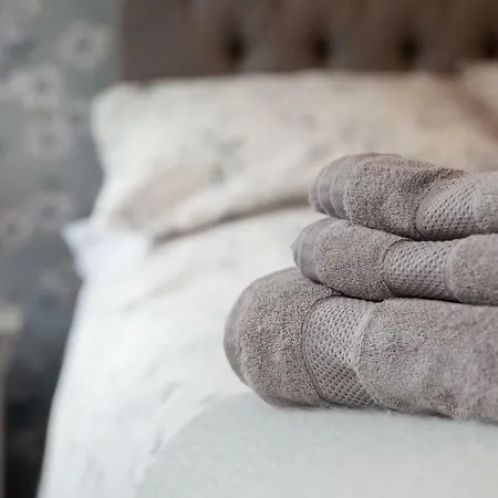 Ferienhaus Thrush Nest - Wren Sleeps 4, 2 Bedrooms & Stable Sleeps 2, 1 Bedroom *