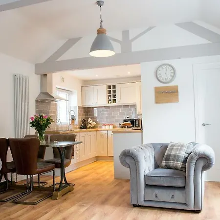 Thrush Nest - Wren Sleeps 4, 2 Bedrooms & Stable Sleeps 2, 1 Bedroom * York